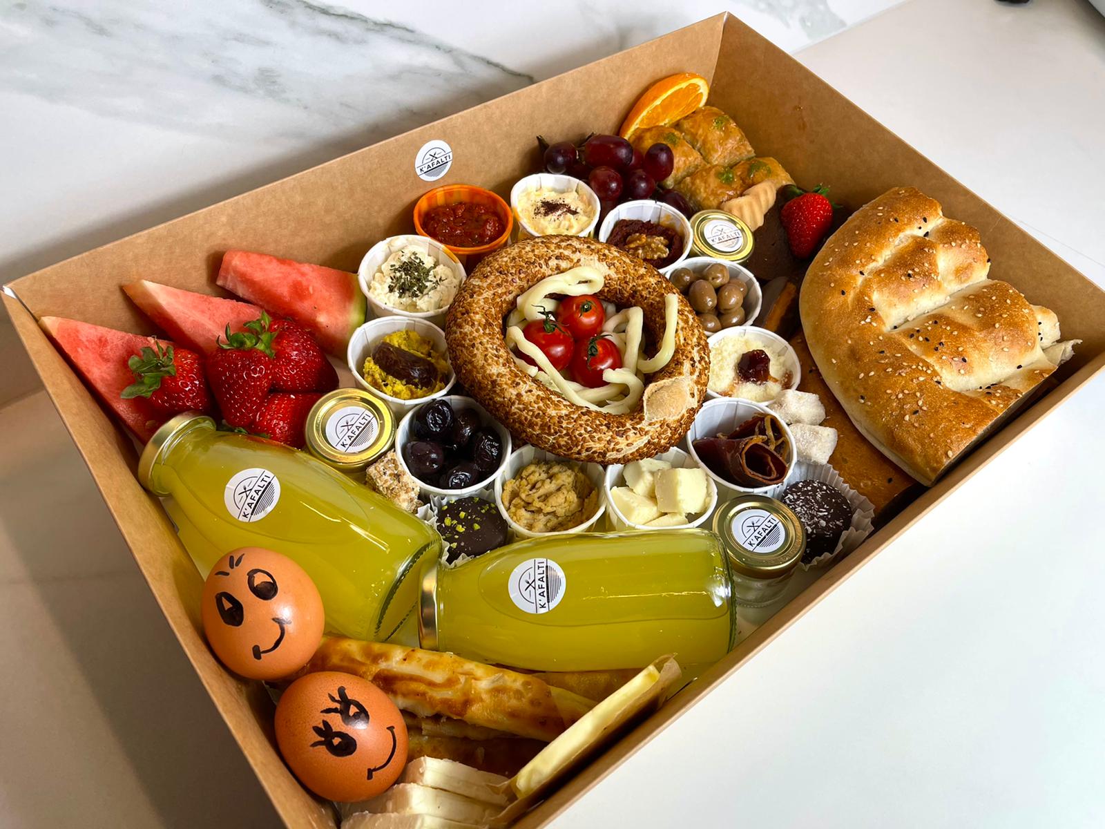 K'AFALTI Brunch Box von oben — Simit, Käse, Oliven, Obst, Limonade