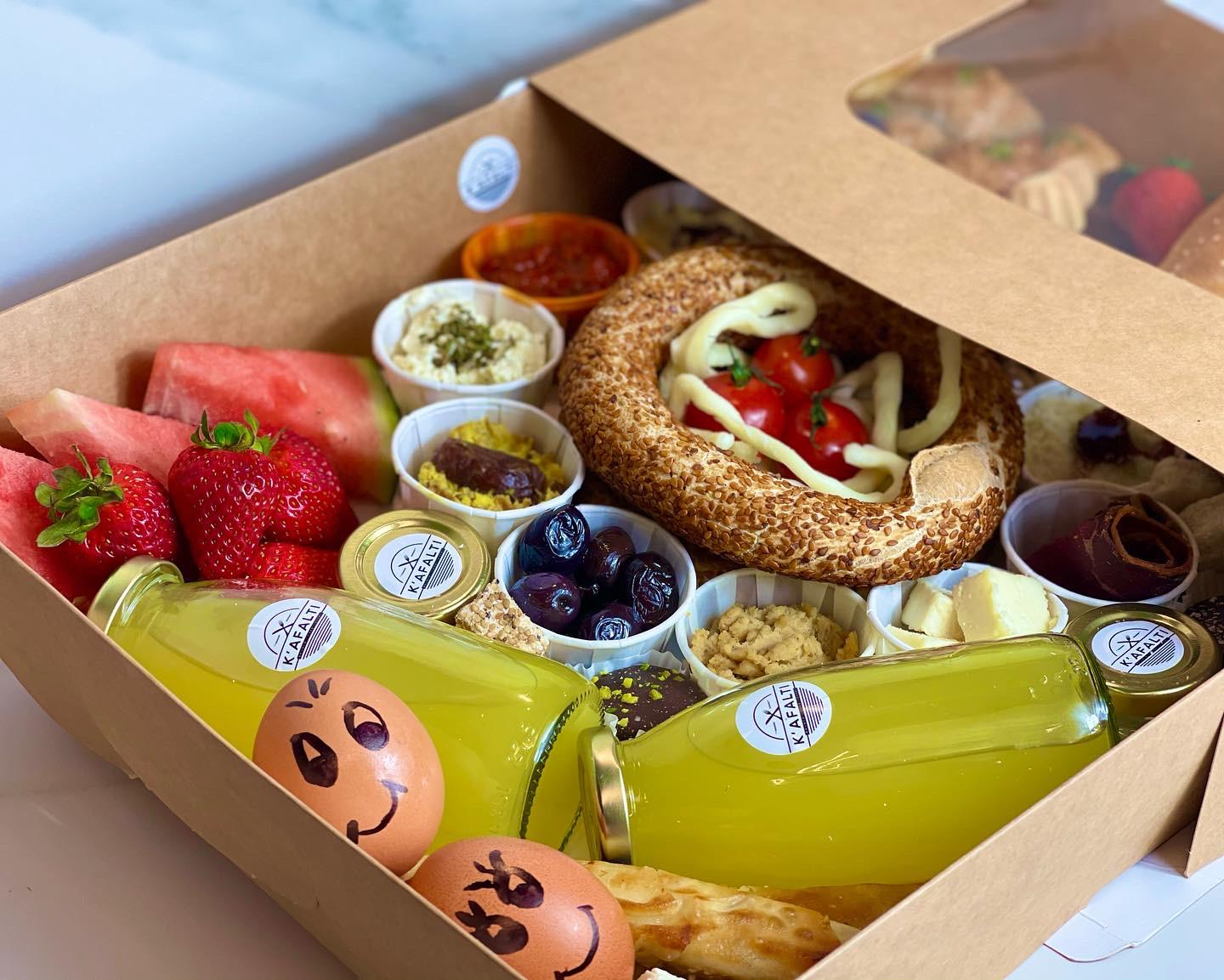 K'AFALTI Brunch Box Nahaufnahme — frische Beeren, Simit mit Tomaten, hausgemachte Limonade